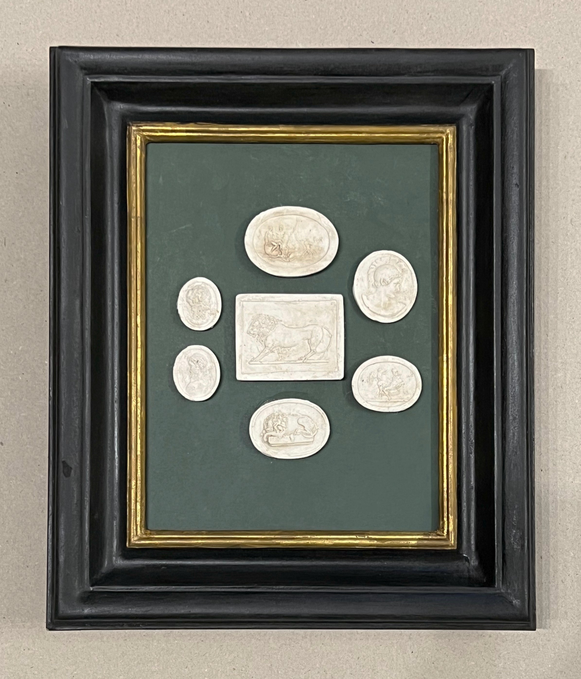 Piccoli Medaglioni in gesso a bassorilievo con cornice